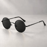 Preto com lentes pretas