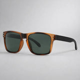 Marrom com Lentes Verdes